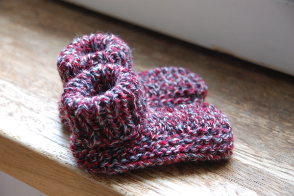 Babyschuhe handgestrickt aus Sockenwolle mit Aloe Vera und Jojoba-Öl